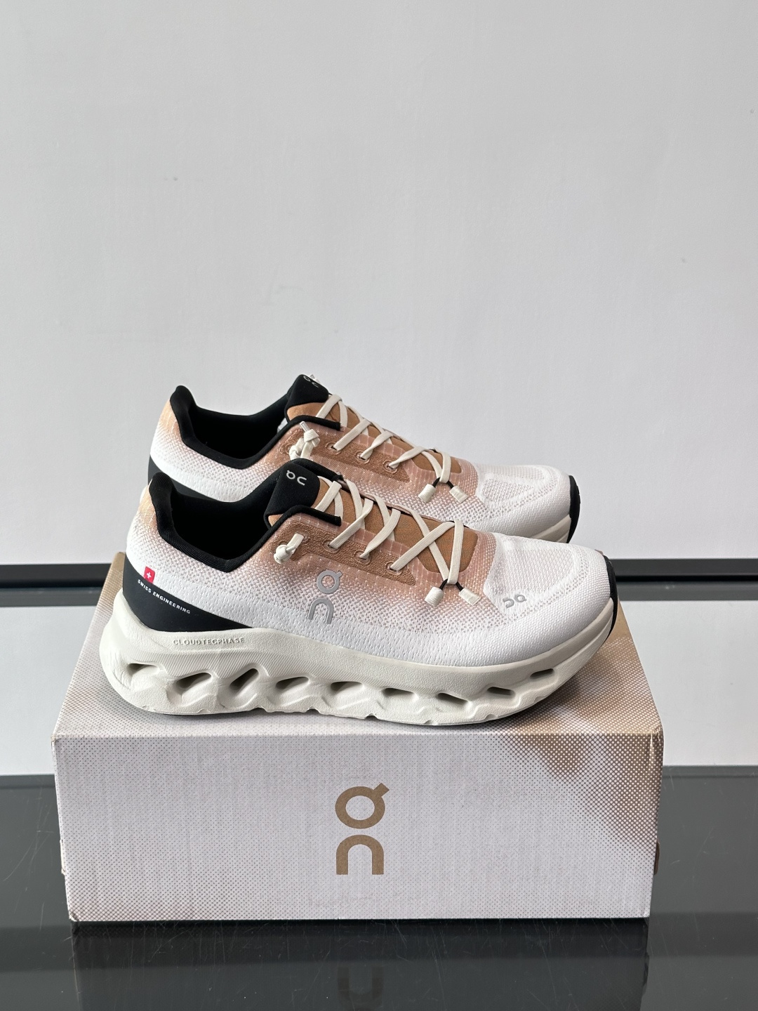 On昂跑 Cloudtilt休闲跑鞋On昂跑Cloudtill休闲跑鞋，主打轻量舒适，鞋面用再生聚酯纤维