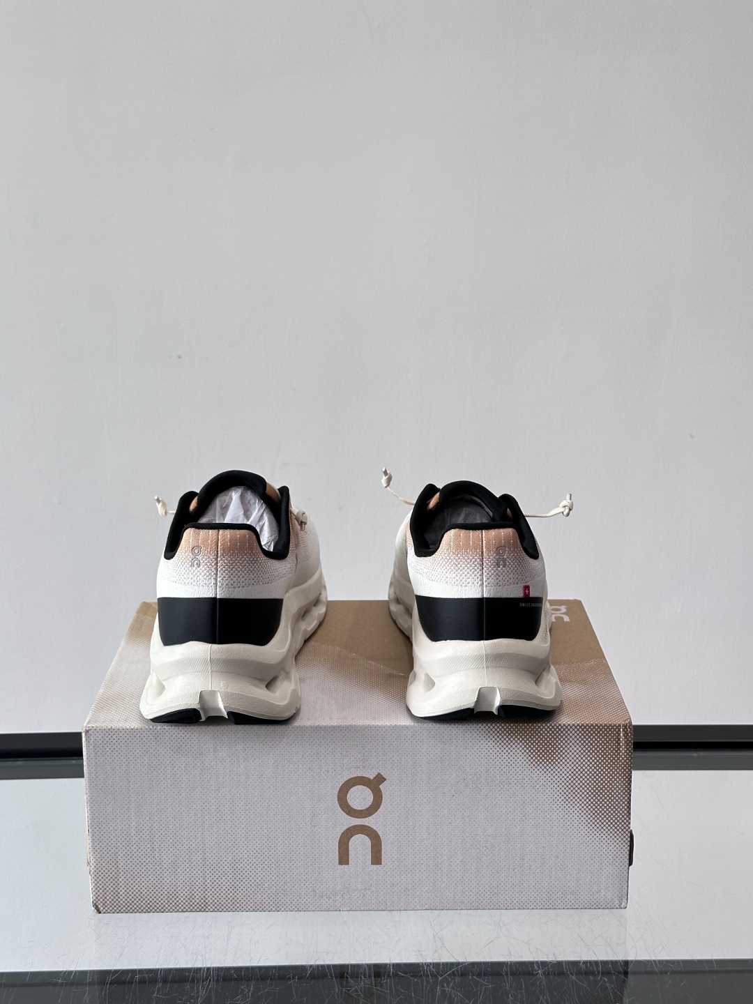 On昂跑 Cloudtilt休闲跑鞋On昂跑Cloudtill休闲跑鞋，主打轻量舒适，鞋面用再生聚酯纤维