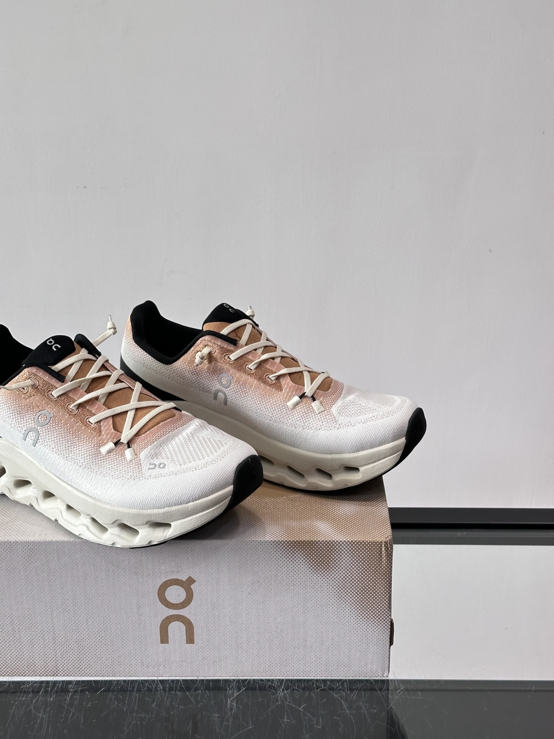 On昂跑 Cloudtilt休闲跑鞋On昂跑Cloudtill休闲跑鞋，主打轻量舒适，鞋面用再生聚酯纤维