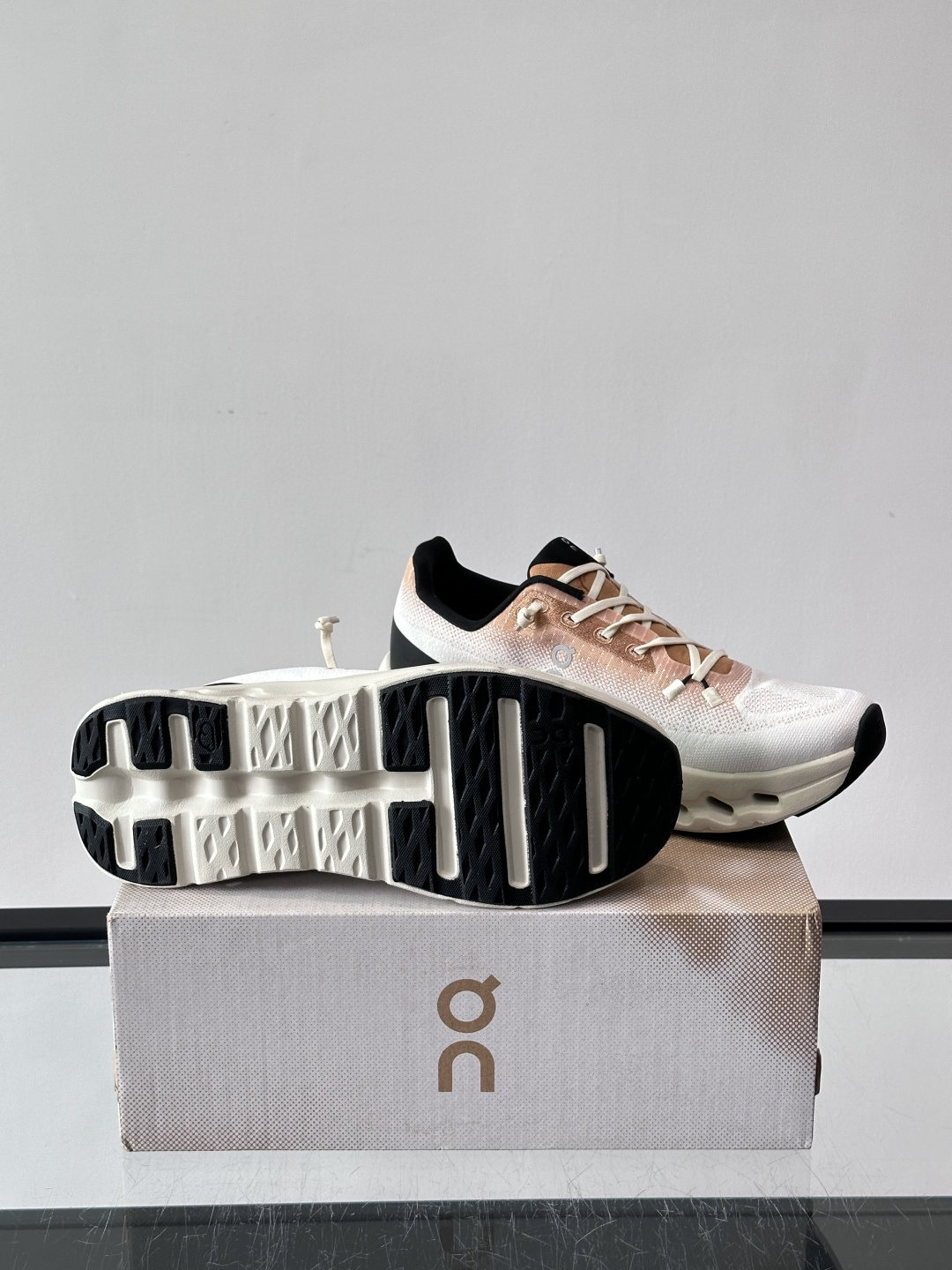 On昂跑 Cloudtilt休闲跑鞋On昂跑Cloudtill休闲跑鞋，主打轻量舒适，鞋面用再生聚酯纤维