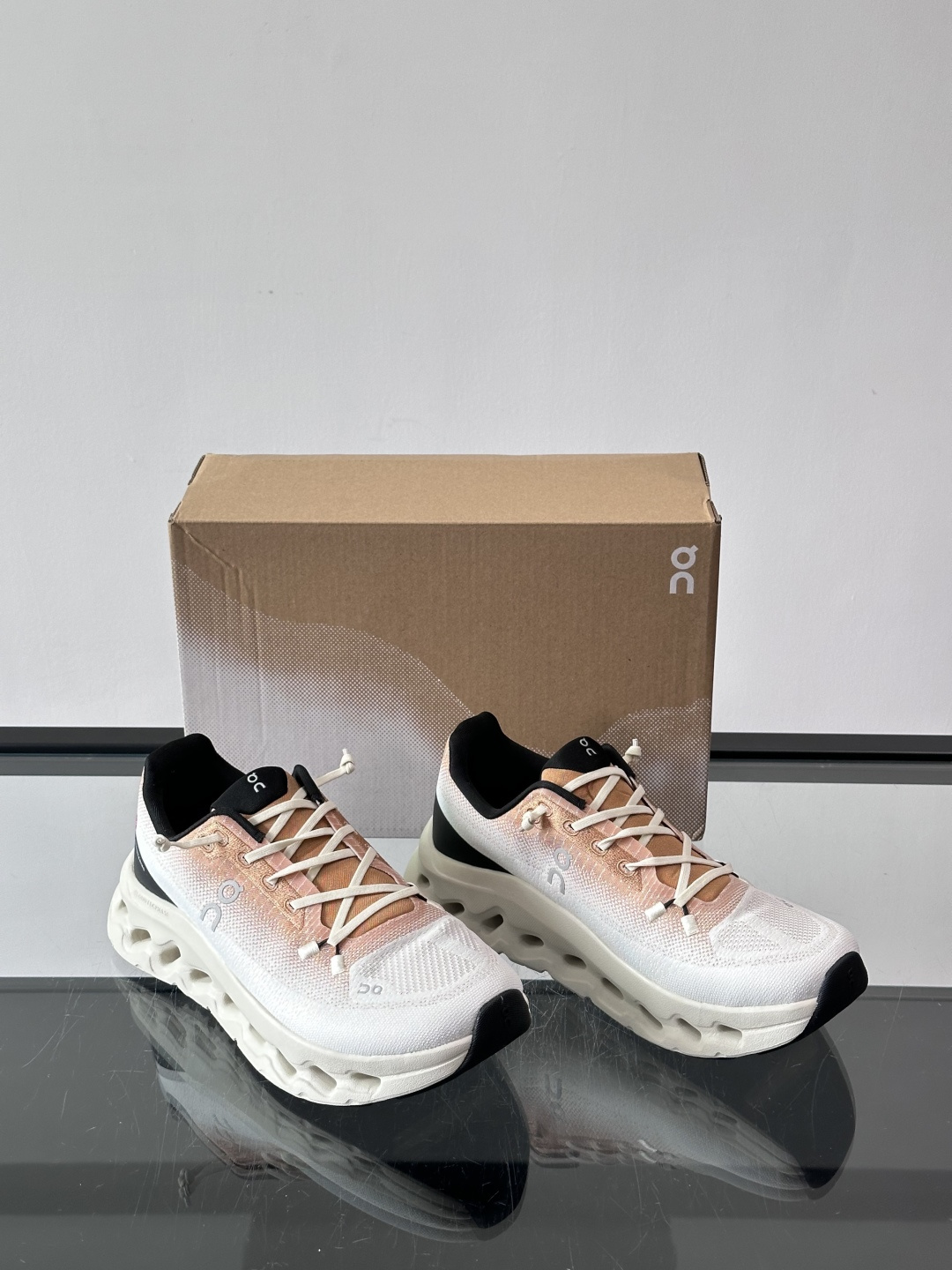 On昂跑 Cloudtilt休闲跑鞋On昂跑Cloudtill休闲跑鞋，主打轻量舒适，鞋面用再生聚酯纤维