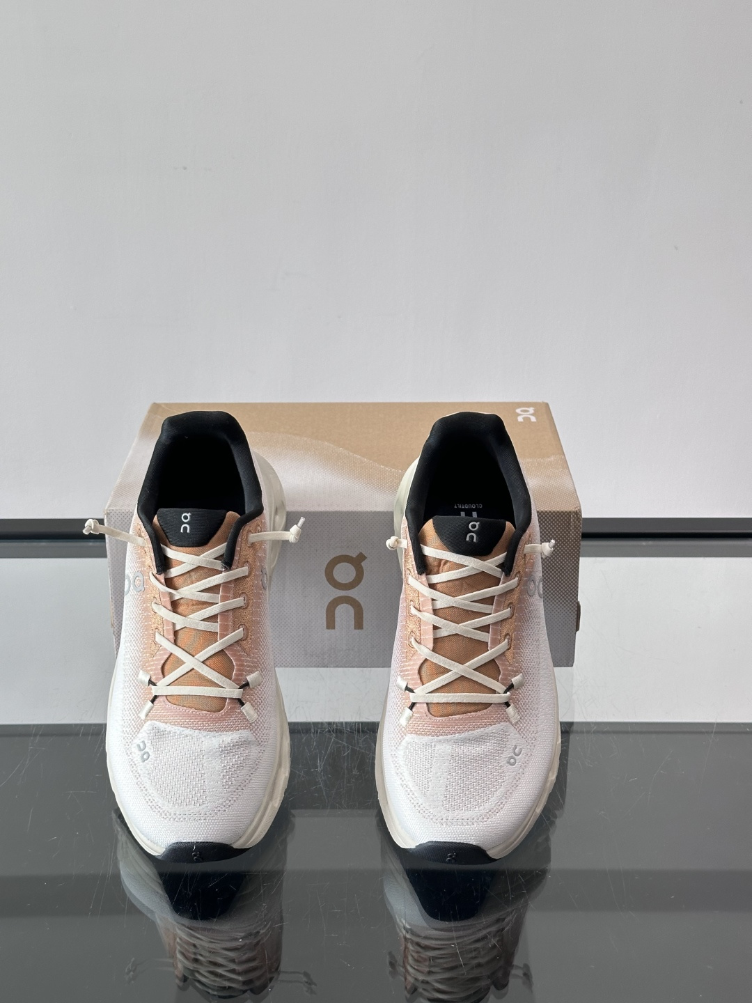 On昂跑 Cloudtilt休闲跑鞋On昂跑Cloudtill休闲跑鞋，主打轻量舒适，鞋面用再生聚酯纤维