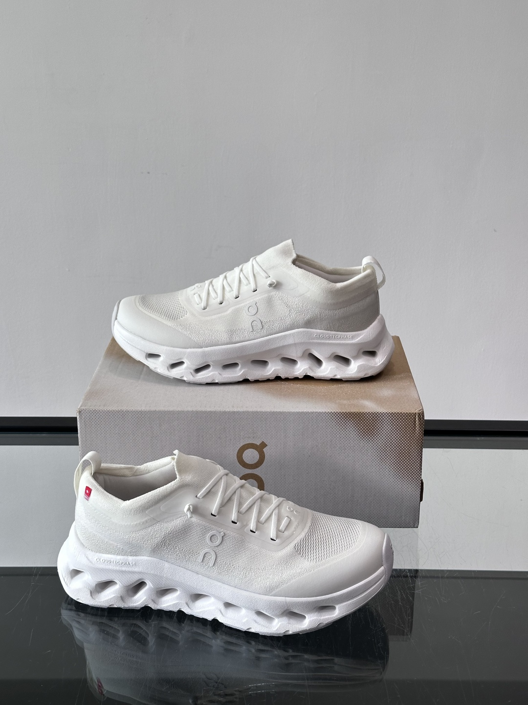 On昂跑 Cloudtilt休闲跑鞋On昂跑Cloudtill休闲跑鞋，主打轻量舒适，鞋面用再生聚酯纤维