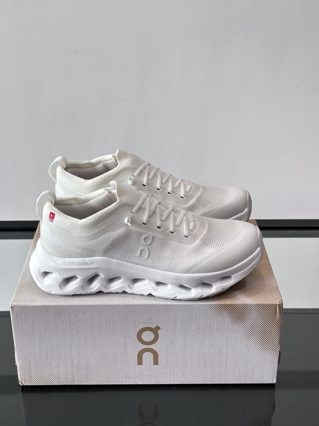 On昂跑 Cloudtilt休闲跑鞋On昂跑Cloudtill休闲跑鞋，主打轻量舒适，鞋面用再生聚酯纤维