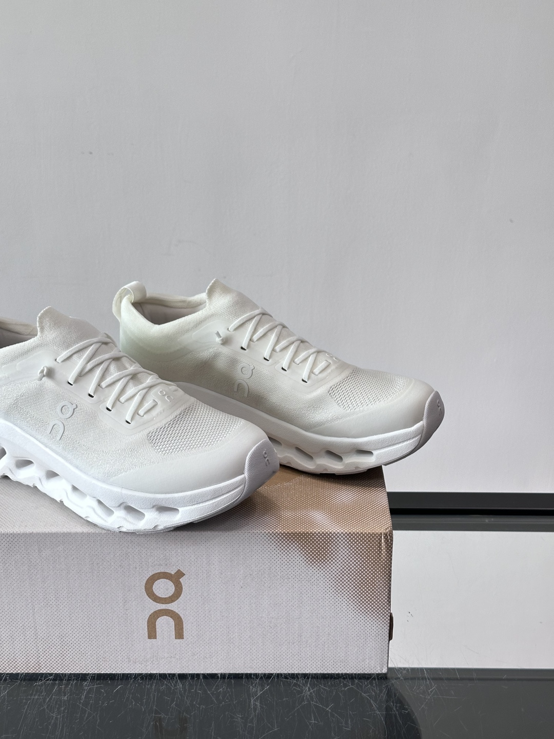 On昂跑 Cloudtilt休闲跑鞋On昂跑Cloudtill休闲跑鞋，主打轻量舒适，鞋面用再生聚酯纤维