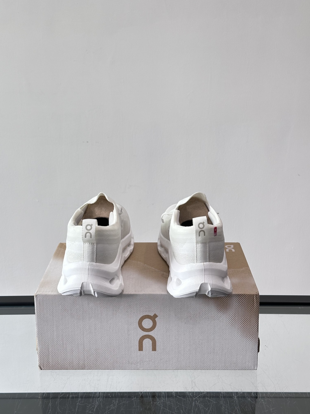 On昂跑 Cloudtilt休闲跑鞋On昂跑Cloudtill休闲跑鞋，主打轻量舒适，鞋面用再生聚酯纤维