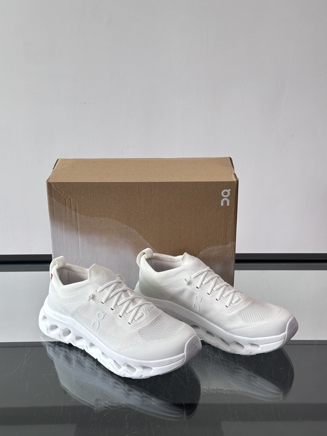 On昂跑 Cloudtilt休闲跑鞋On昂跑Cloudtill休闲跑鞋，主打轻量舒适，鞋面用再生聚酯纤维