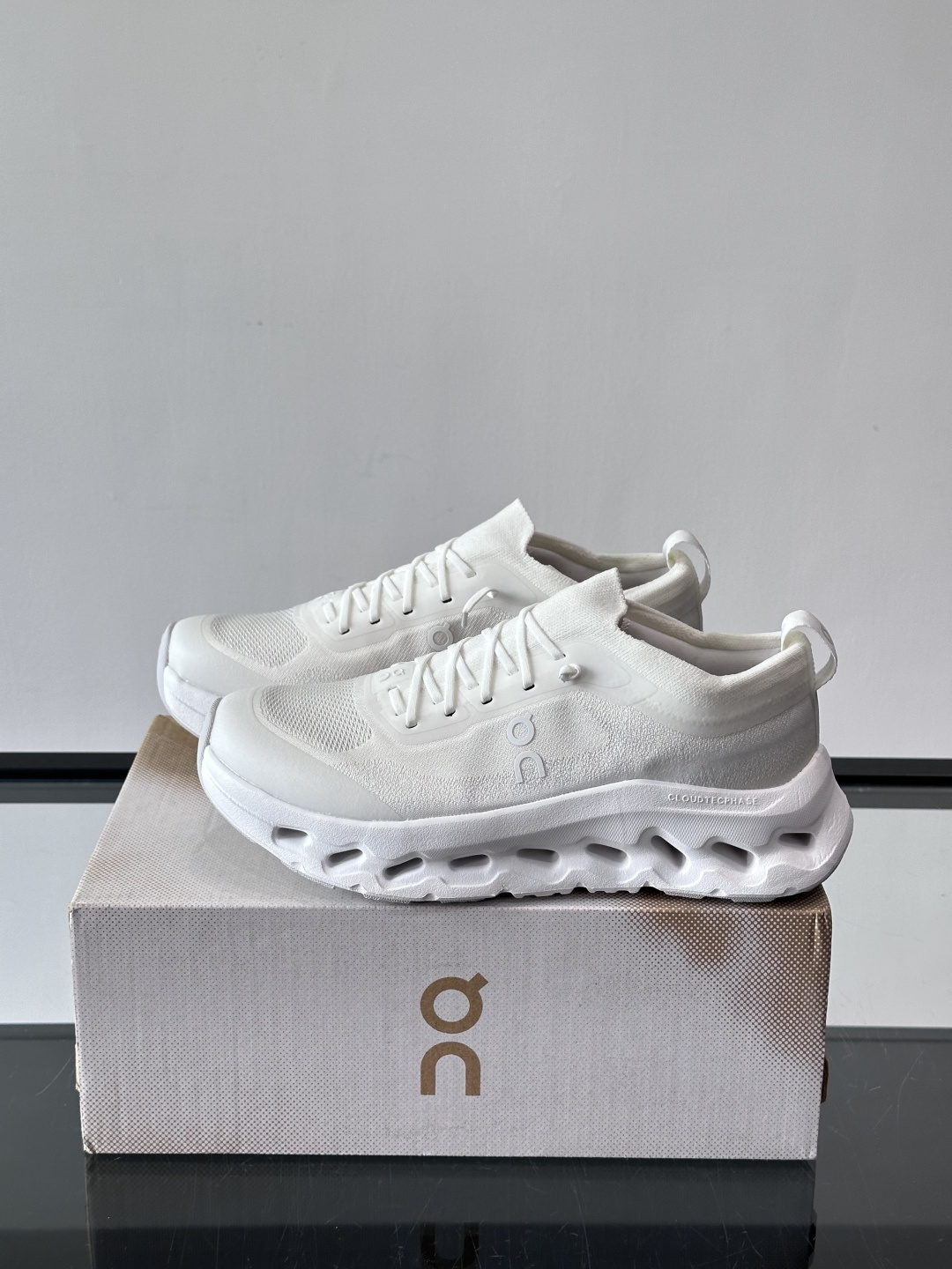 On昂跑 Cloudtilt休闲跑鞋On昂跑Cloudtill休闲跑鞋，主打轻量舒适，鞋面用再生聚酯纤维