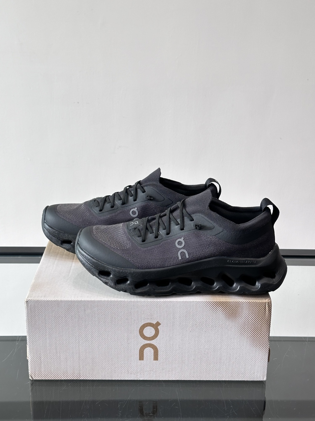 On昂跑 Cloudtilt休闲跑鞋On昂跑Cloudtill休闲跑鞋，主打轻量舒适，鞋面用再生聚酯纤维