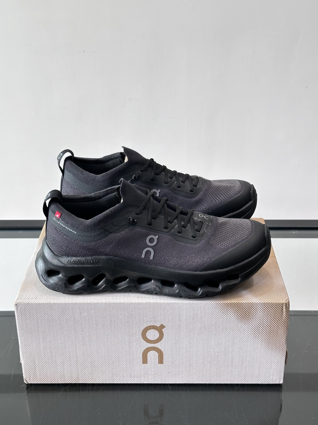 On昂跑 Cloudtilt休闲跑鞋On昂跑Cloudtill休闲跑鞋，主打轻量舒适，鞋面用再生聚酯纤维