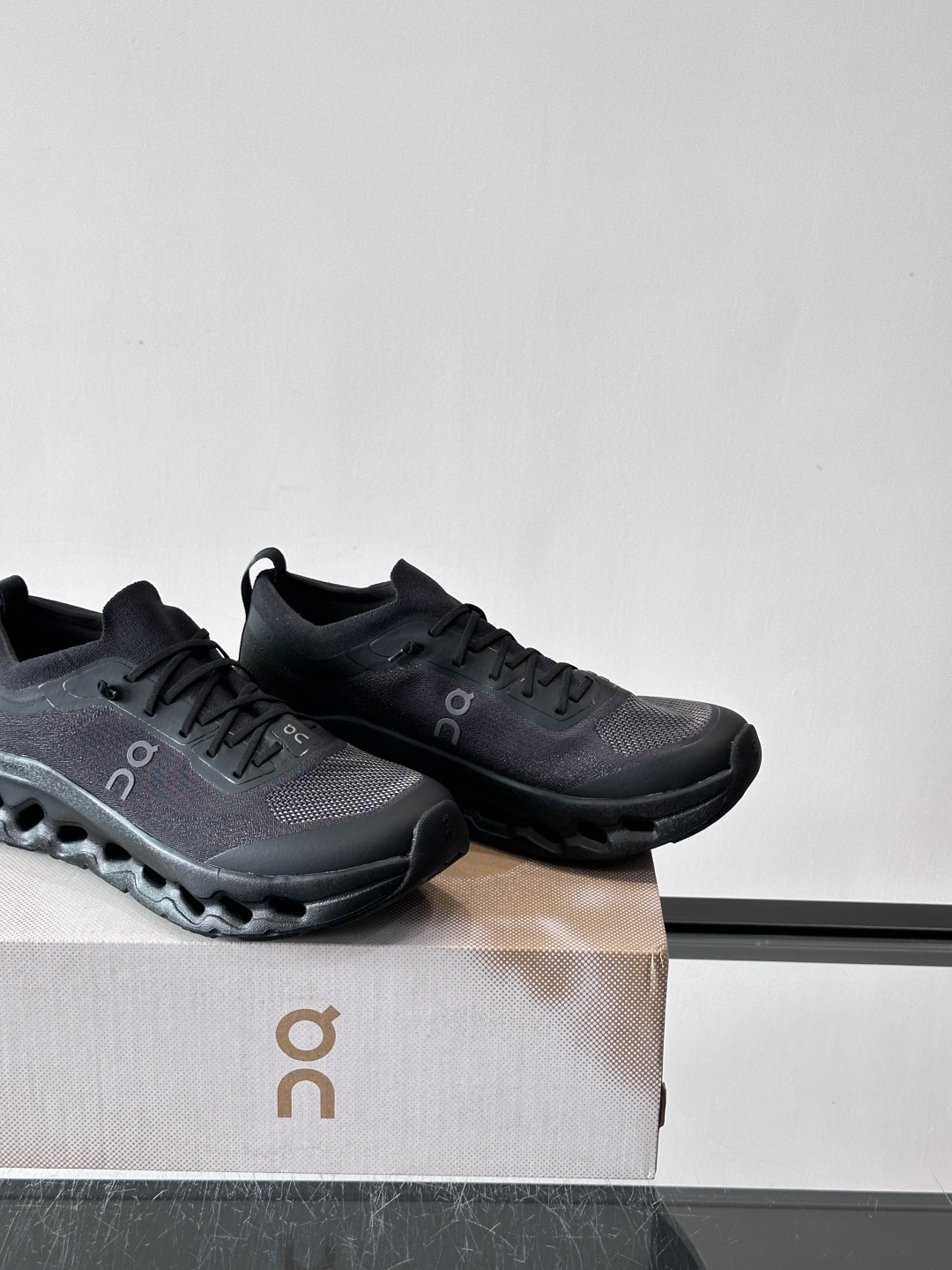 On昂跑 Cloudtilt休闲跑鞋On昂跑Cloudtill休闲跑鞋，主打轻量舒适，鞋面用再生聚酯纤维