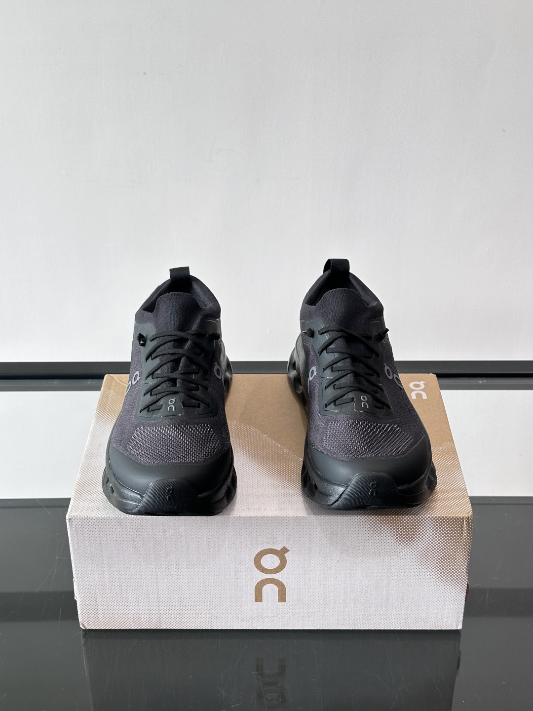 On昂跑 Cloudtilt休闲跑鞋On昂跑Cloudtill休闲跑鞋，主打轻量舒适，鞋面用再生聚酯纤维