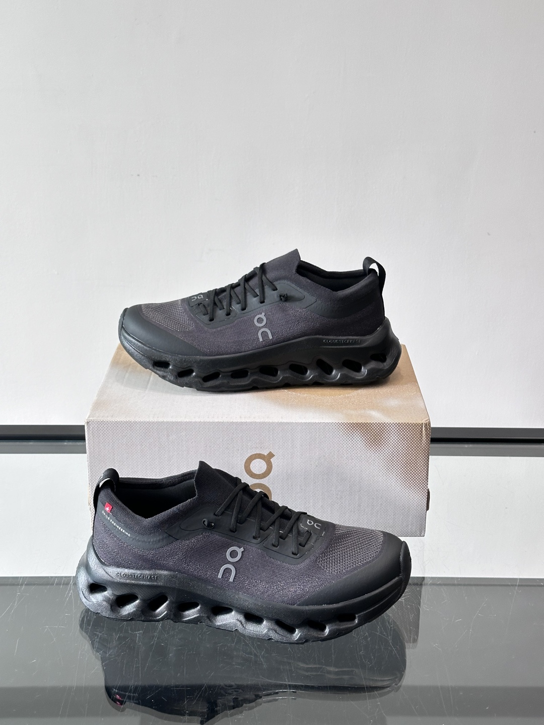 On昂跑 Cloudtilt休闲跑鞋On昂跑Cloudtill休闲跑鞋，主打轻量舒适，鞋面用再生聚酯纤维