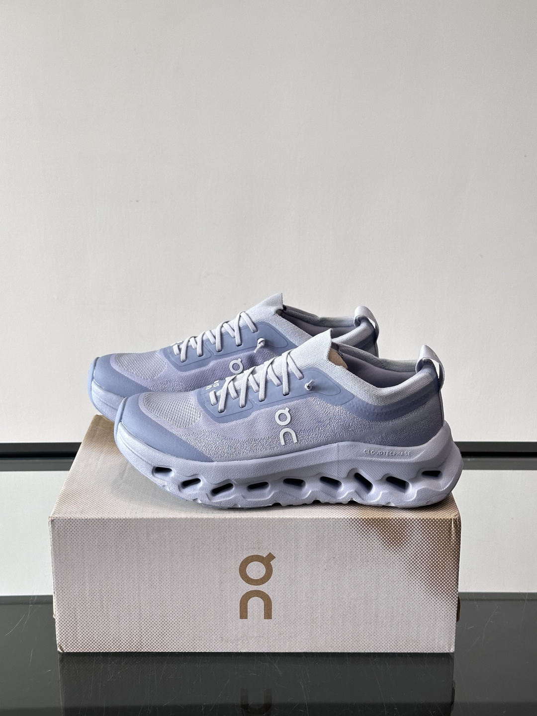 On昂跑 Cloudtilt休闲跑鞋On昂跑Cloudtill休闲跑鞋，主打轻量舒适，鞋面用再生聚酯纤维