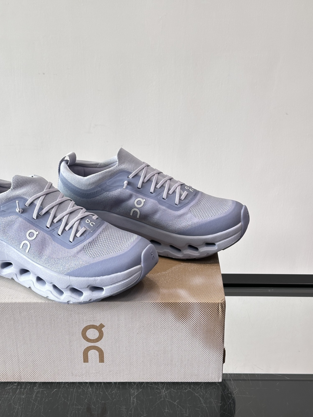 On昂跑 Cloudtilt休闲跑鞋On昂跑Cloudtill休闲跑鞋，主打轻量舒适，鞋面用再生聚酯纤维