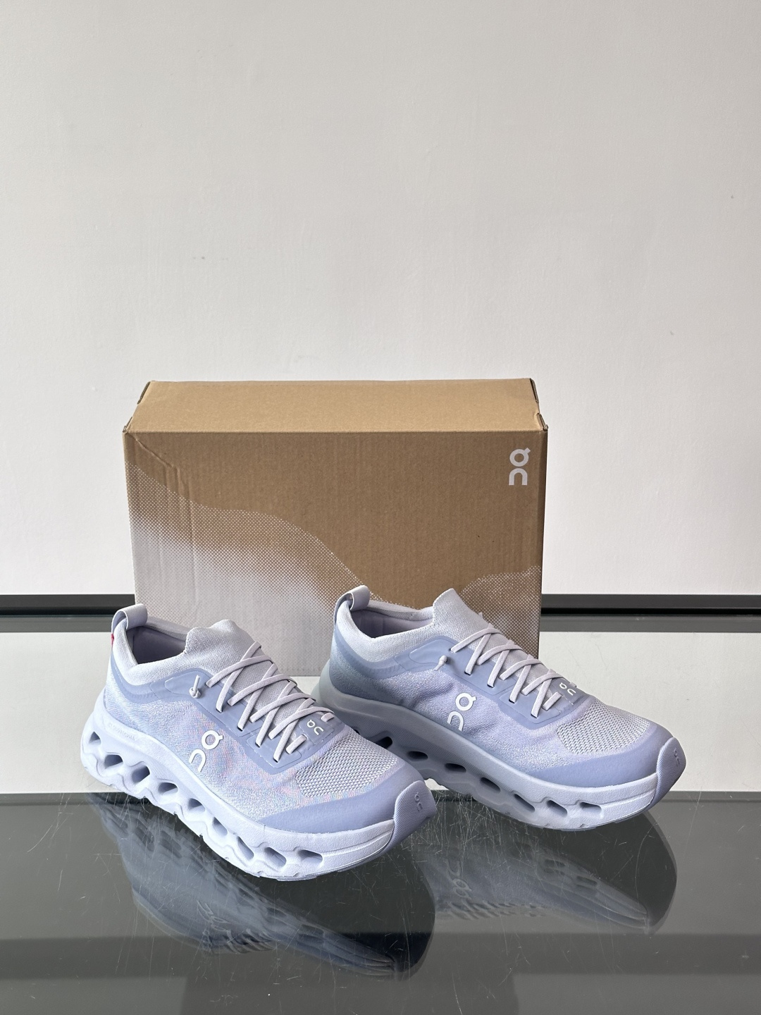 On昂跑 Cloudtilt休闲跑鞋On昂跑Cloudtill休闲跑鞋，主打轻量舒适，鞋面用再生聚酯纤维