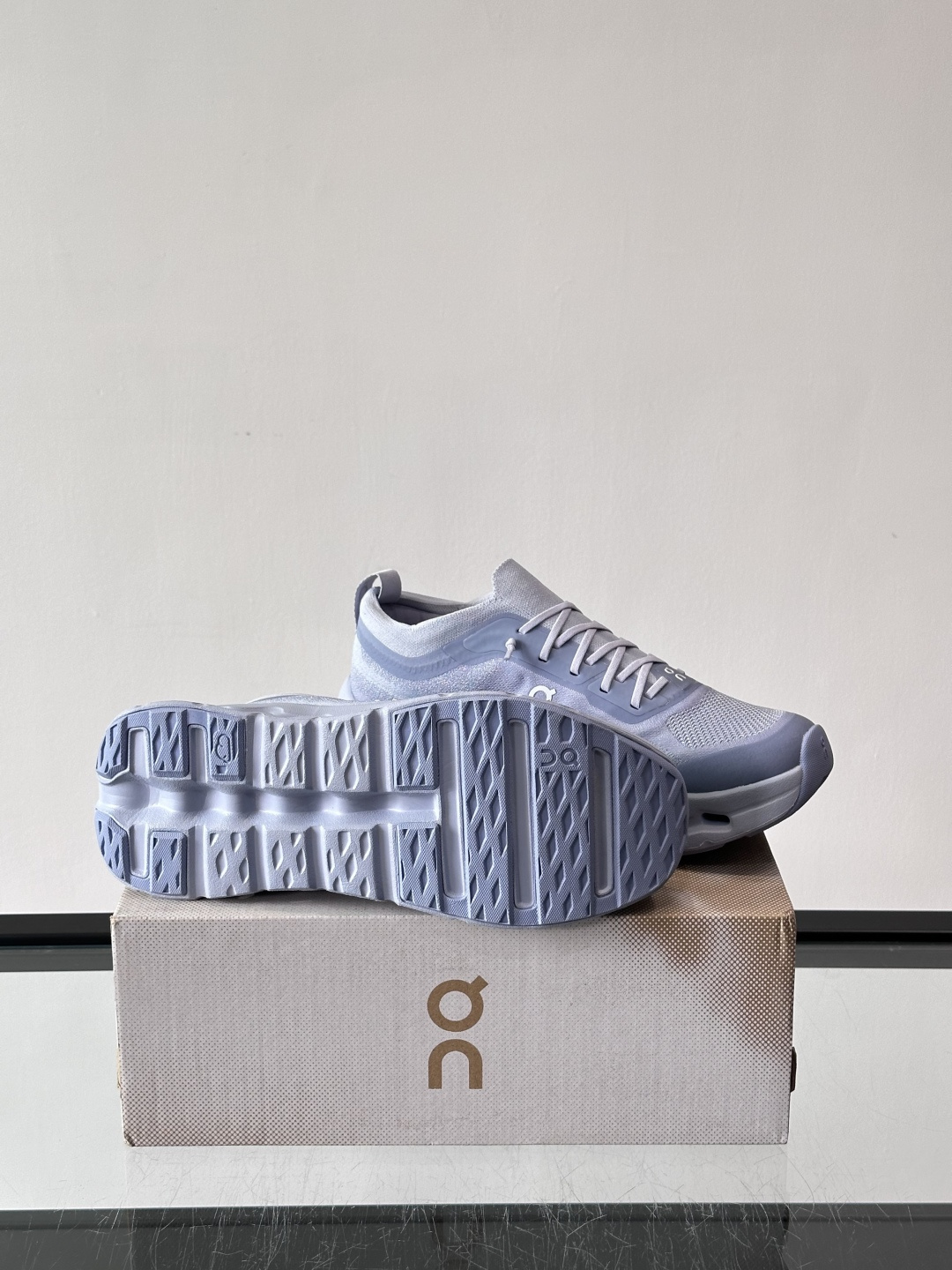 On昂跑 Cloudtilt休闲跑鞋On昂跑Cloudtill休闲跑鞋，主打轻量舒适，鞋面用再生聚酯纤维