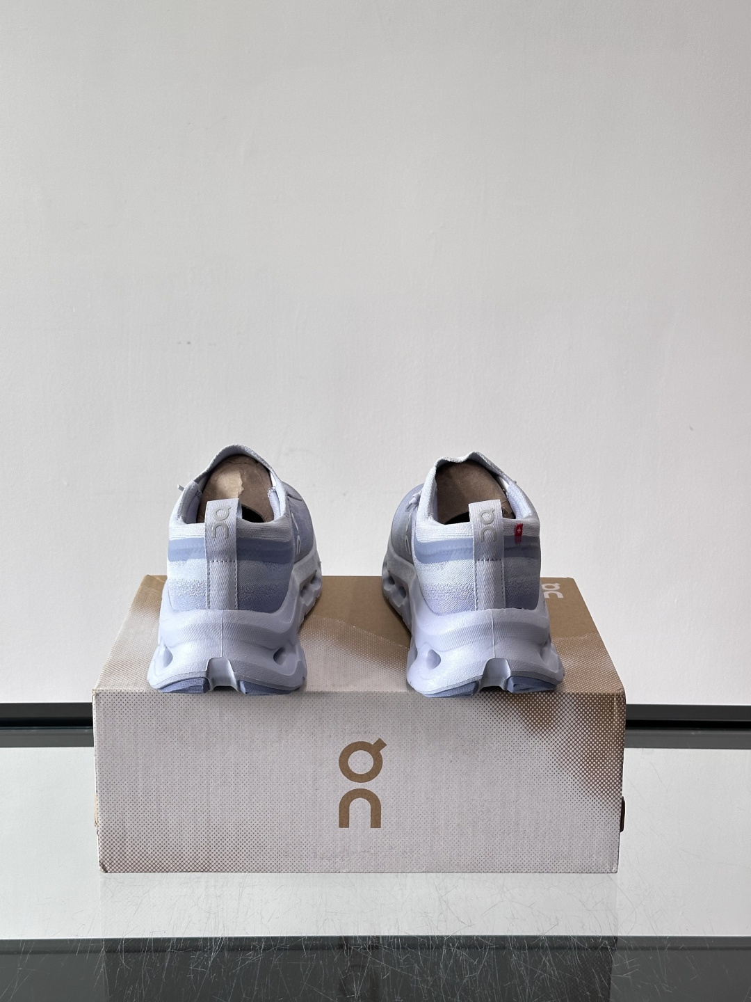 On昂跑 Cloudtilt休闲跑鞋On昂跑Cloudtill休闲跑鞋，主打轻量舒适，鞋面用再生聚酯纤维