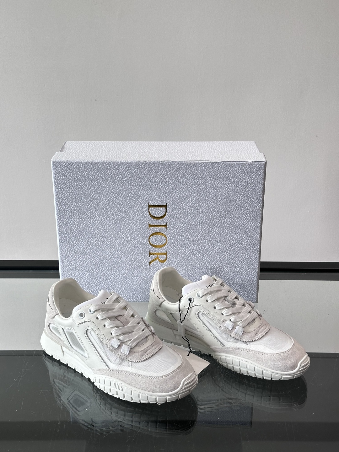 Dior Tech情侣款👫复古运动鞋，牛皮+透明网眼拼接，几何镂空线条超有建筑感。内里羊皮全包，柔软舒适