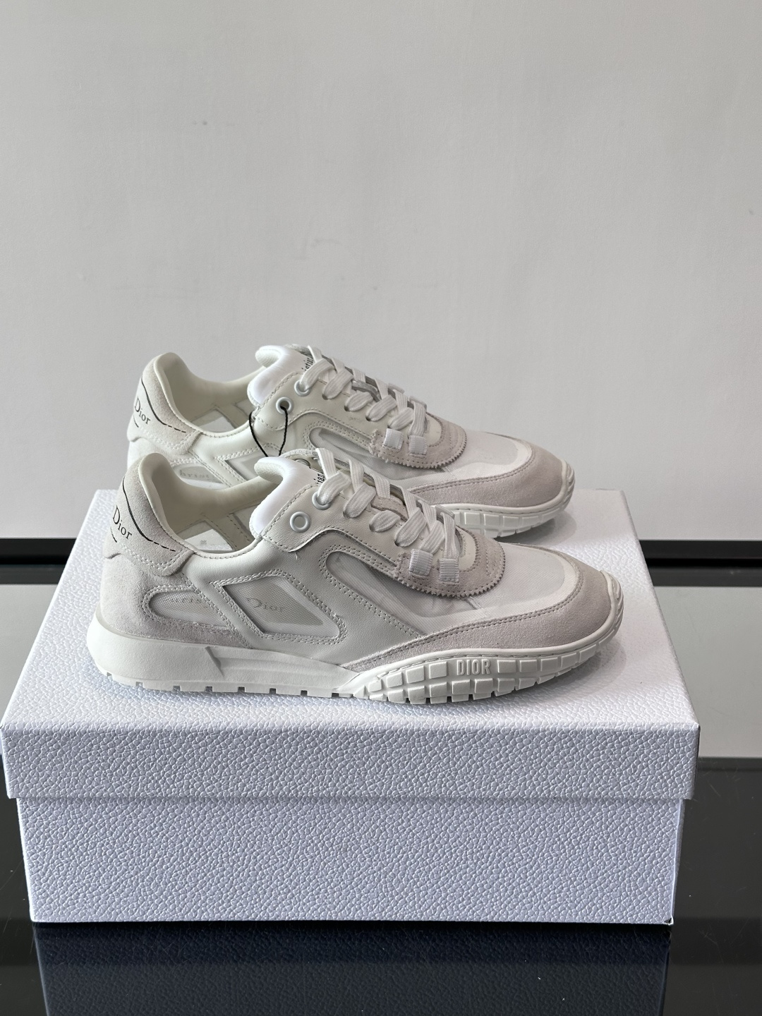 Dior Tech情侣款👫复古运动鞋，牛皮+透明网眼拼接，几何镂空线条超有建筑感。内里羊皮全包，柔软舒适