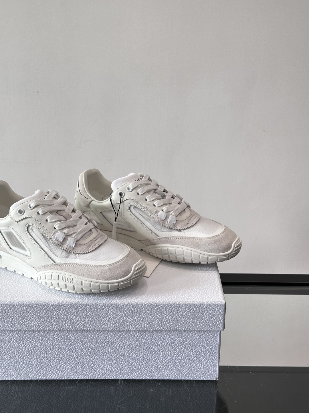 Dior Tech情侣款👫复古运动鞋，牛皮+透明网眼拼接，几何镂空线条超有建筑感。内里羊皮全包，柔软舒适