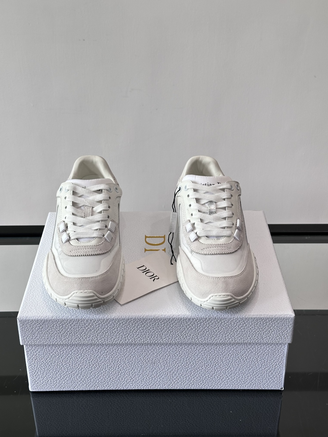 Dior Tech情侣款👫复古运动鞋，牛皮+透明网眼拼接，几何镂空线条超有建筑感。内里羊皮全包，柔软舒适