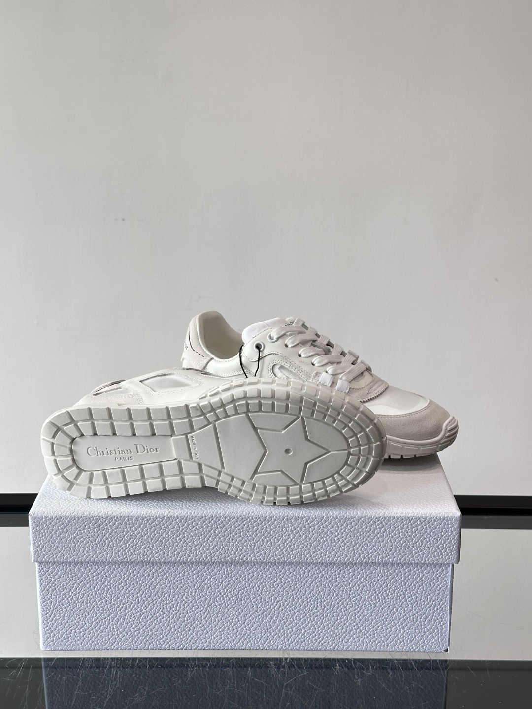 Dior Tech情侣款👫复古运动鞋，牛皮+透明网眼拼接，几何镂空线条超有建筑感。内里羊皮全包，柔软舒适