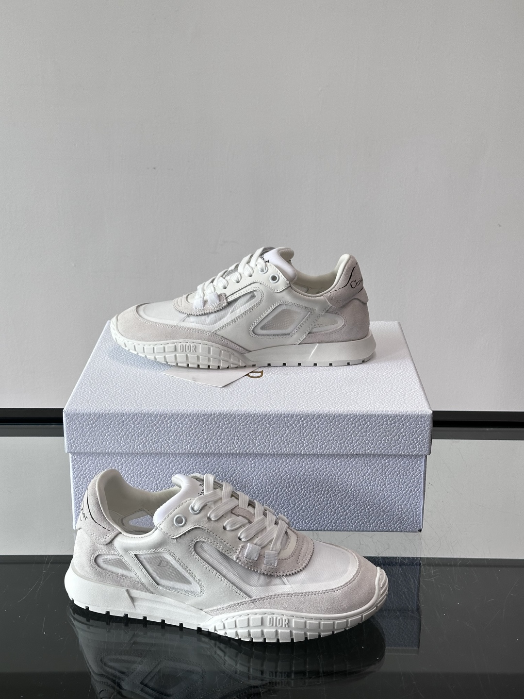 Dior Tech情侣款👫复古运动鞋，牛皮+透明网眼拼接，几何镂空线条超有建筑感。内里羊皮全包，柔软舒适