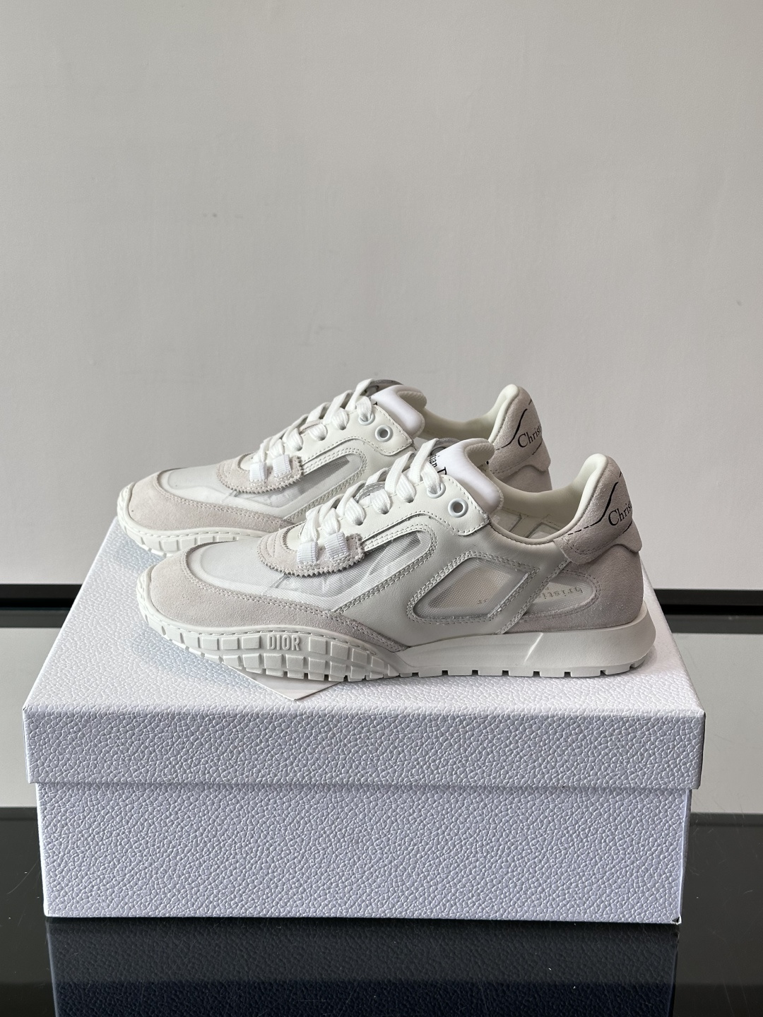 Dior Tech情侣款👫复古运动鞋，牛皮+透明网眼拼接，几何镂空线条超有建筑感。内里羊皮全包，柔软舒适