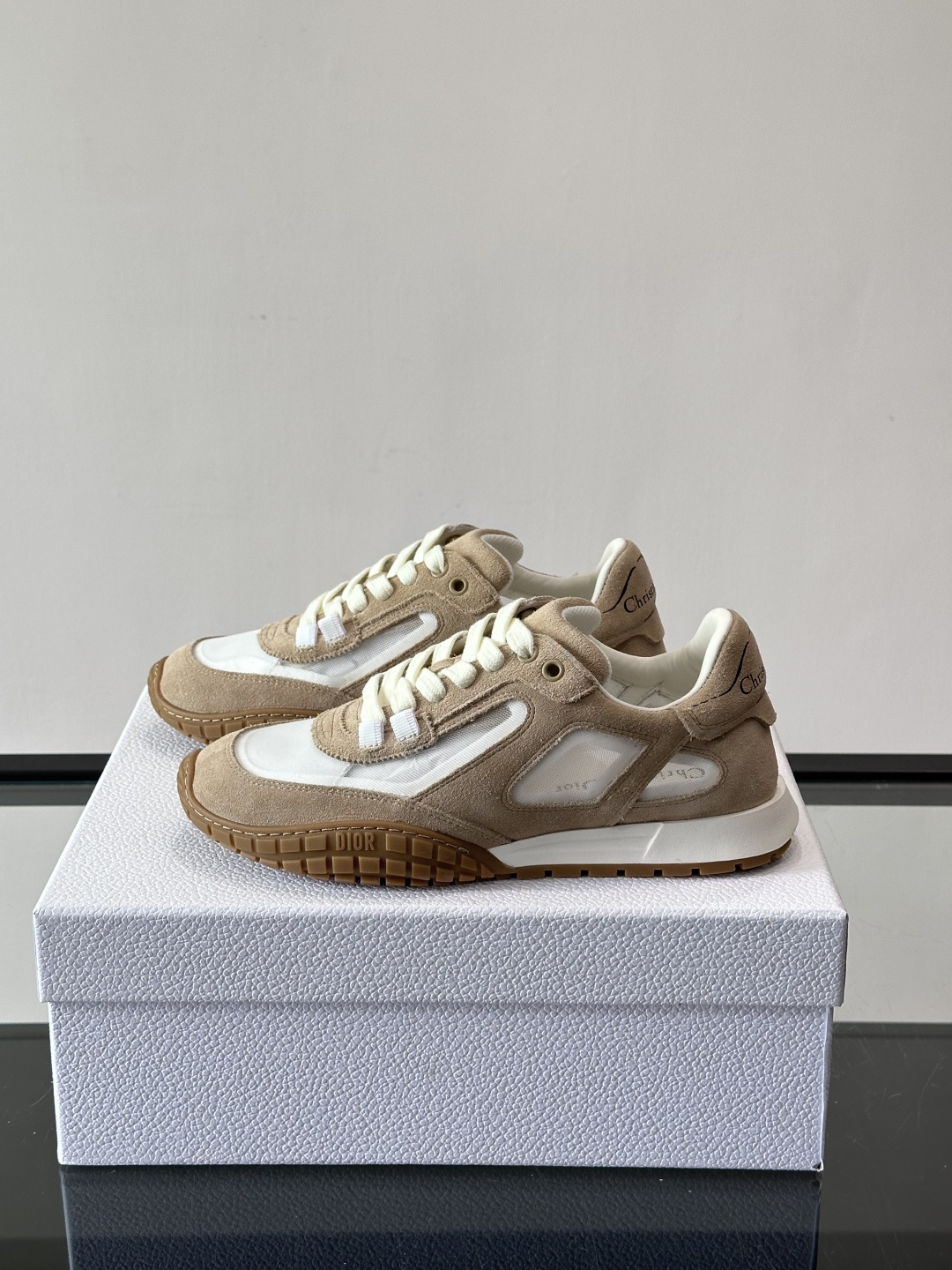 Dior Tech情侣款👫复古运动鞋，牛皮+透明网眼拼接，几何镂空线条超有建筑感。内里羊皮全包，柔软舒适