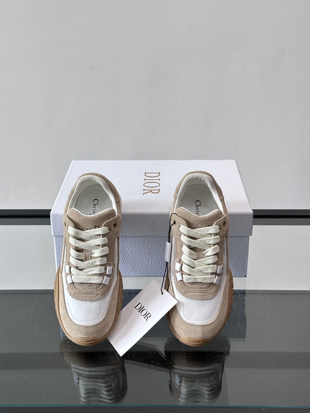Dior Tech情侣款👫复古运动鞋，牛皮+透明网眼拼接，几何镂空线条超有建筑感。内里羊皮全包，柔软舒适
