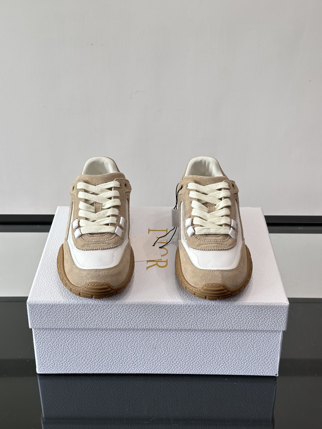 Dior Tech情侣款👫复古运动鞋，牛皮+透明网眼拼接，几何镂空线条超有建筑感。内里羊皮全包，柔软舒适