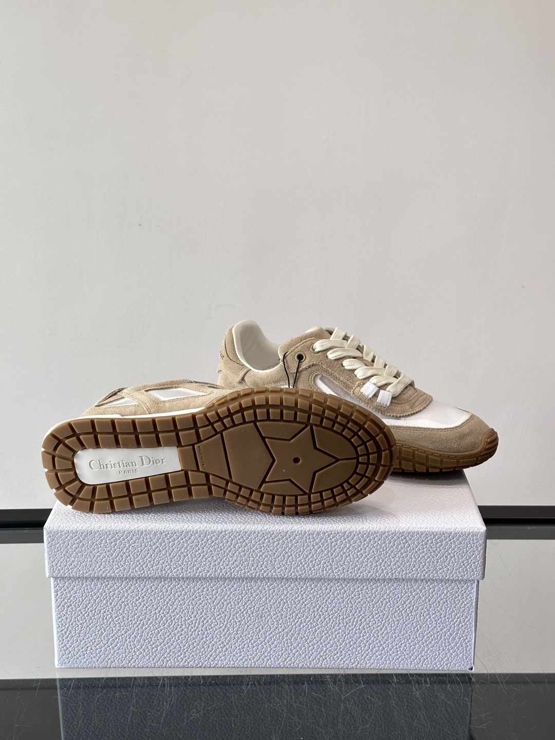 Dior Tech情侣款👫复古运动鞋，牛皮+透明网眼拼接，几何镂空线条超有建筑感。内里羊皮全包，柔软舒适