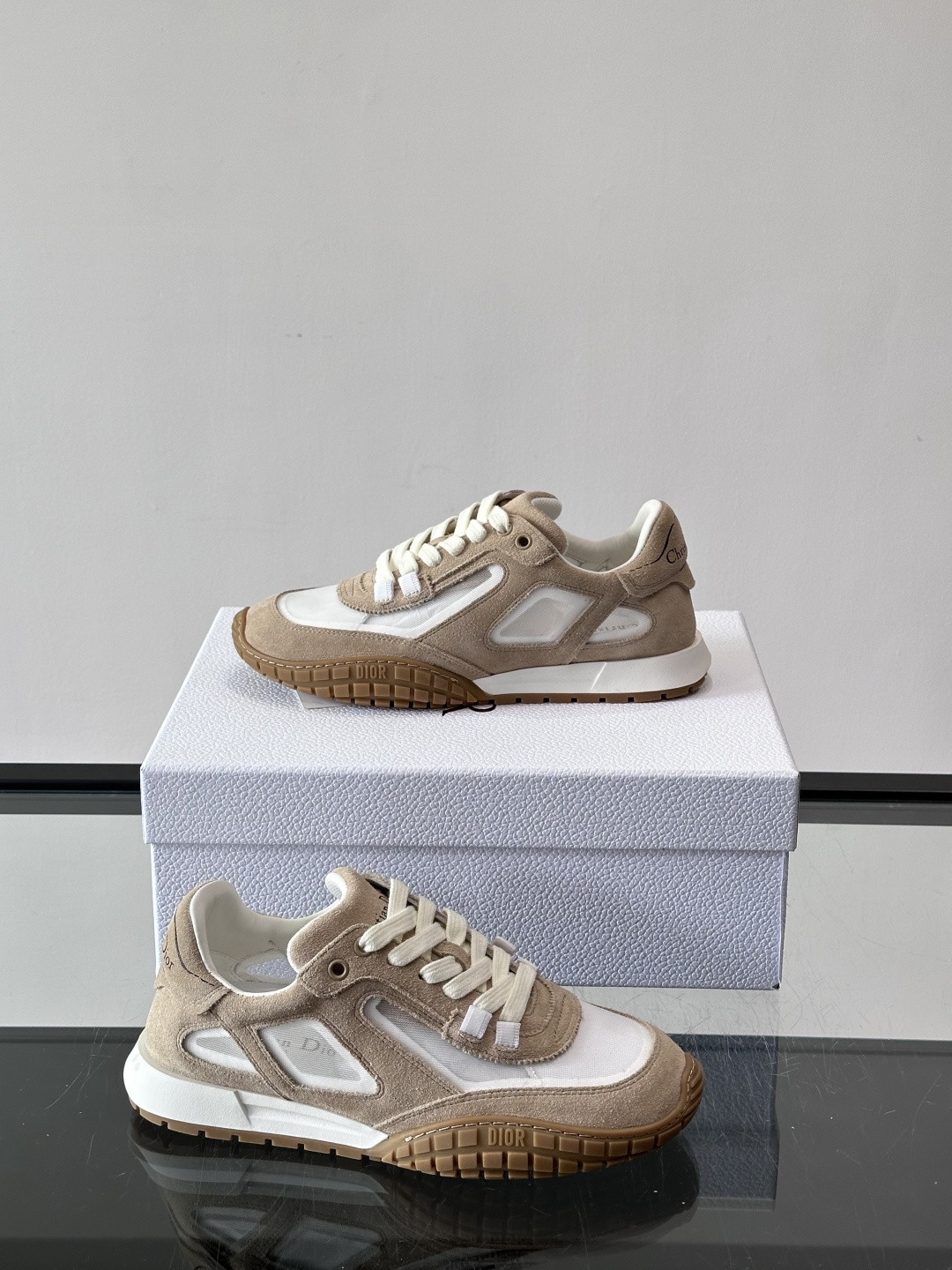 Dior Tech情侣款👫复古运动鞋，牛皮+透明网眼拼接，几何镂空线条超有建筑感。内里羊皮全包，柔软舒适