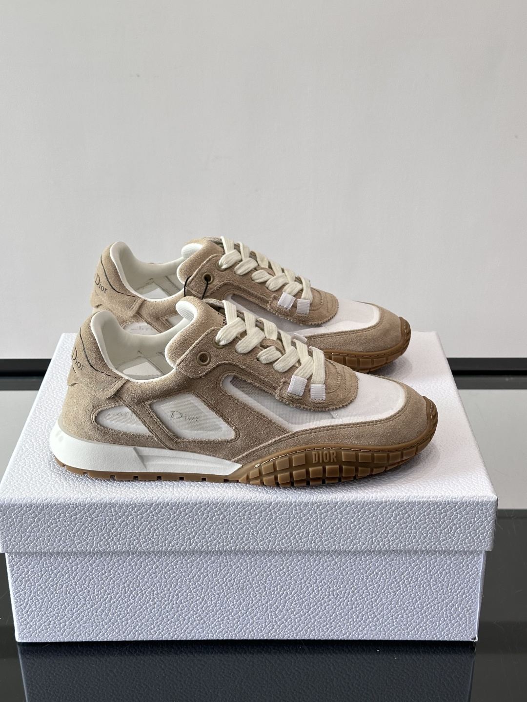 Dior Tech情侣款👫复古运动鞋，牛皮+透明网眼拼接，几何镂空线条超有建筑感。内里羊皮全包，柔软舒适