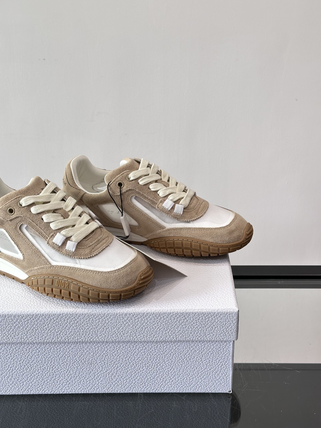 Dior Tech情侣款👫复古运动鞋，牛皮+透明网眼拼接，几何镂空线条超有建筑感。内里羊皮全包，柔软舒适