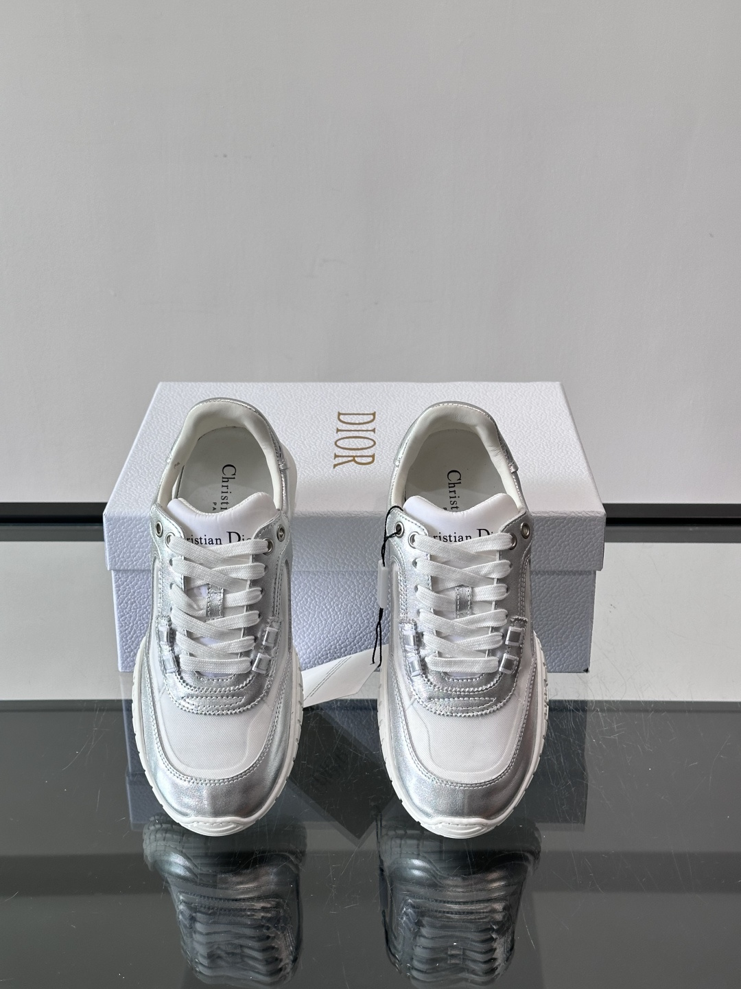 Dior Tech情侣款👫复古运动鞋，牛皮+透明网眼拼接，几何镂空线条超有建筑感。内里羊皮全包，柔软舒适