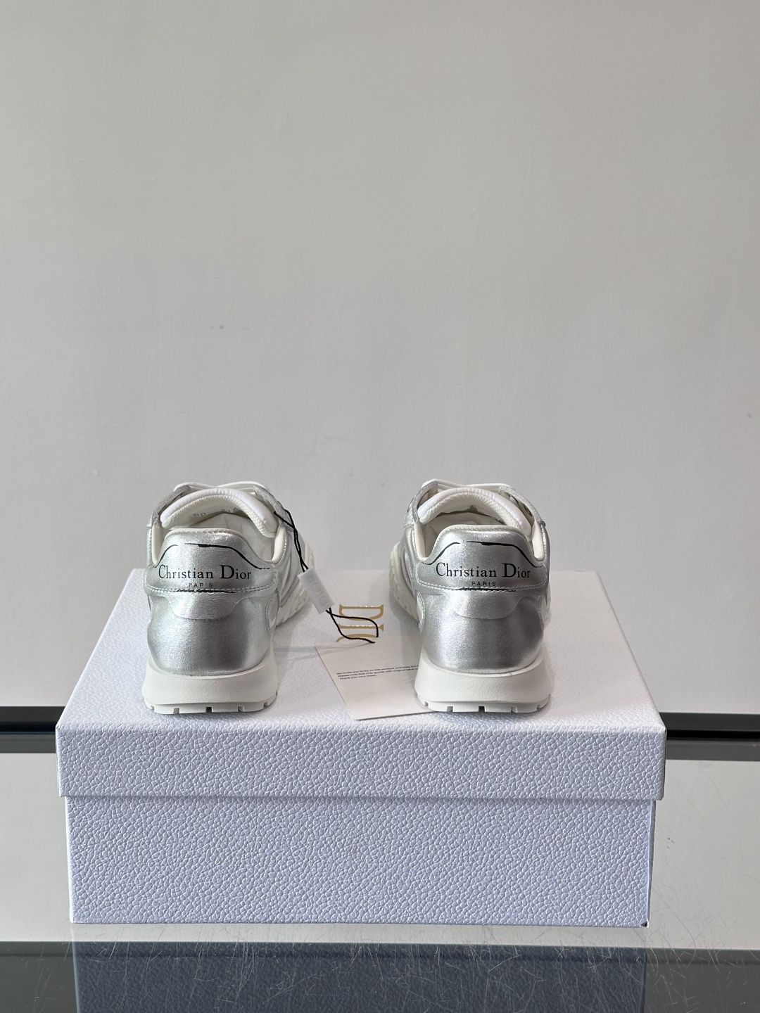 Dior Tech情侣款👫复古运动鞋，牛皮+透明网眼拼接，几何镂空线条超有建筑感。内里羊皮全包，柔软舒适