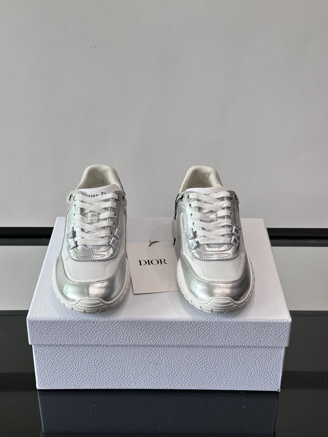 Dior Tech情侣款👫复古运动鞋，牛皮+透明网眼拼接，几何镂空线条超有建筑感。内里羊皮全包，柔软舒适