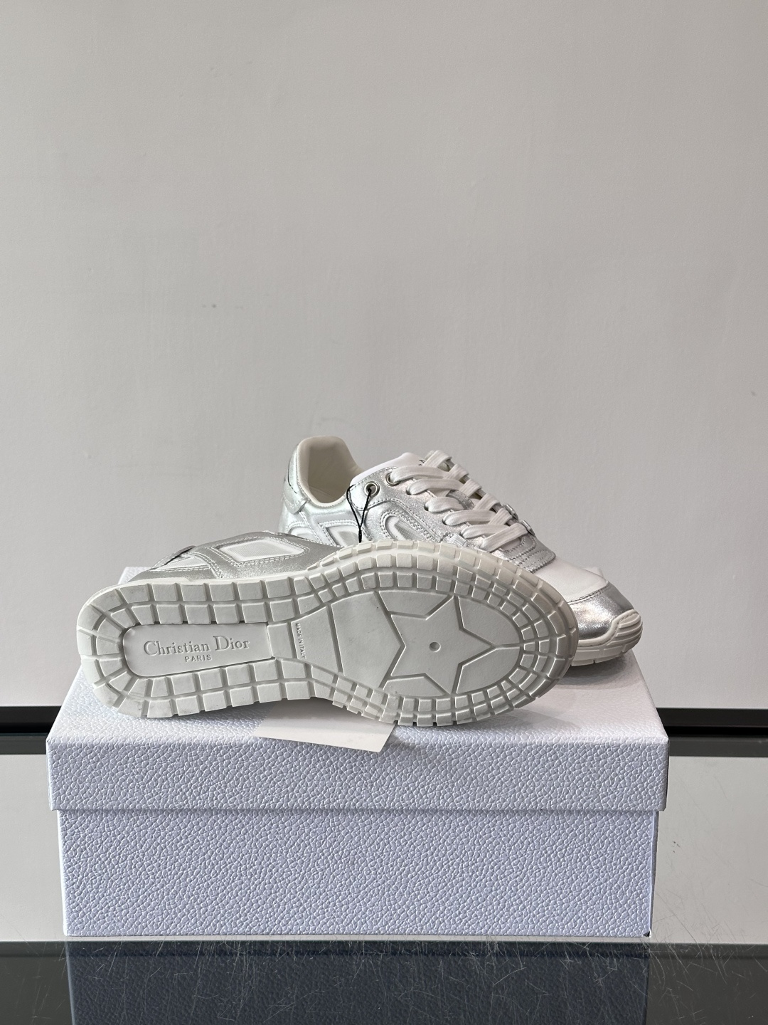 Dior Tech情侣款👫复古运动鞋，牛皮+透明网眼拼接，几何镂空线条超有建筑感。内里羊皮全包，柔软舒适