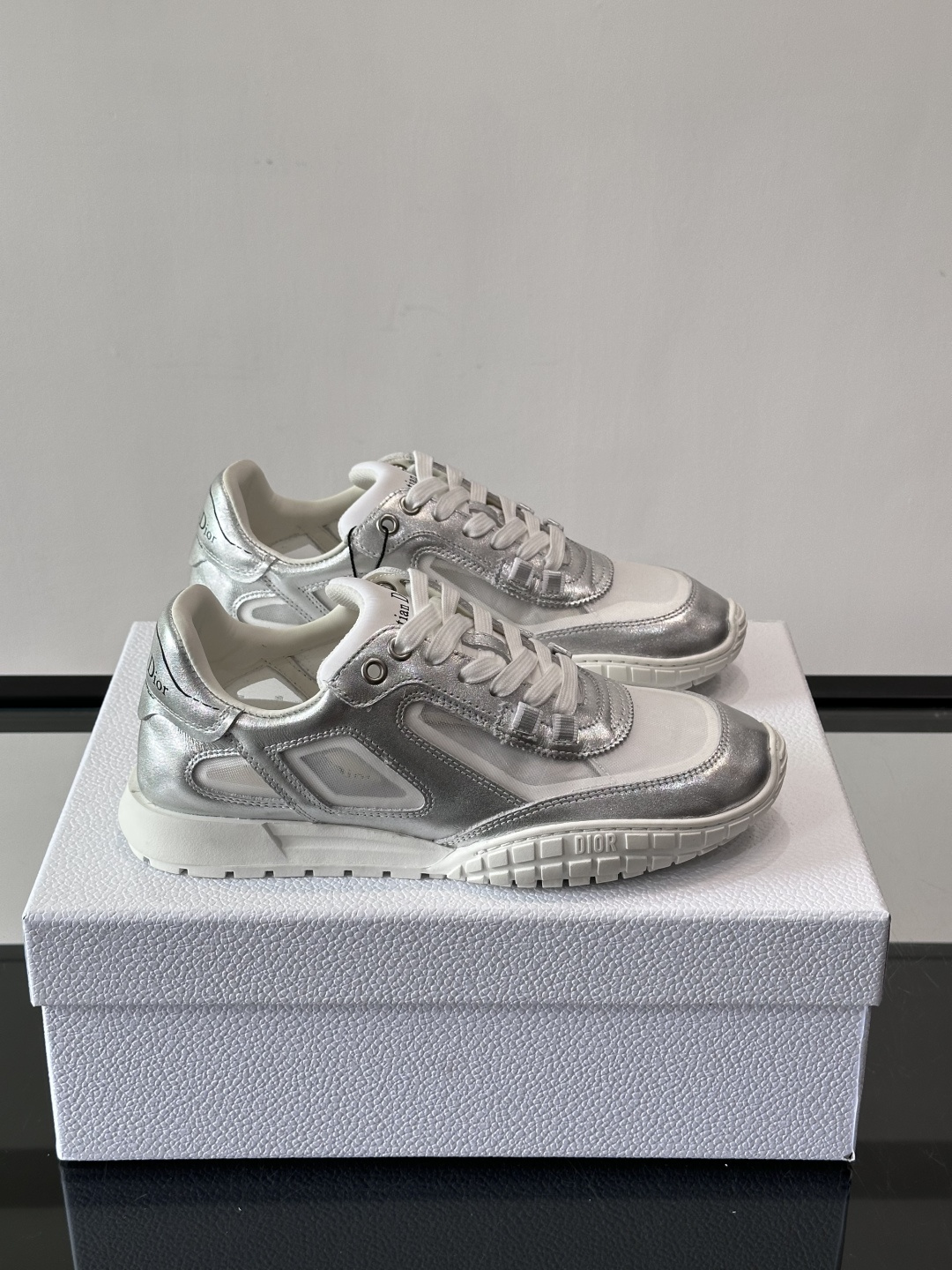 Dior Tech情侣款👫复古运动鞋，牛皮+透明网眼拼接，几何镂空线条超有建筑感。内里羊皮全包，柔软舒适