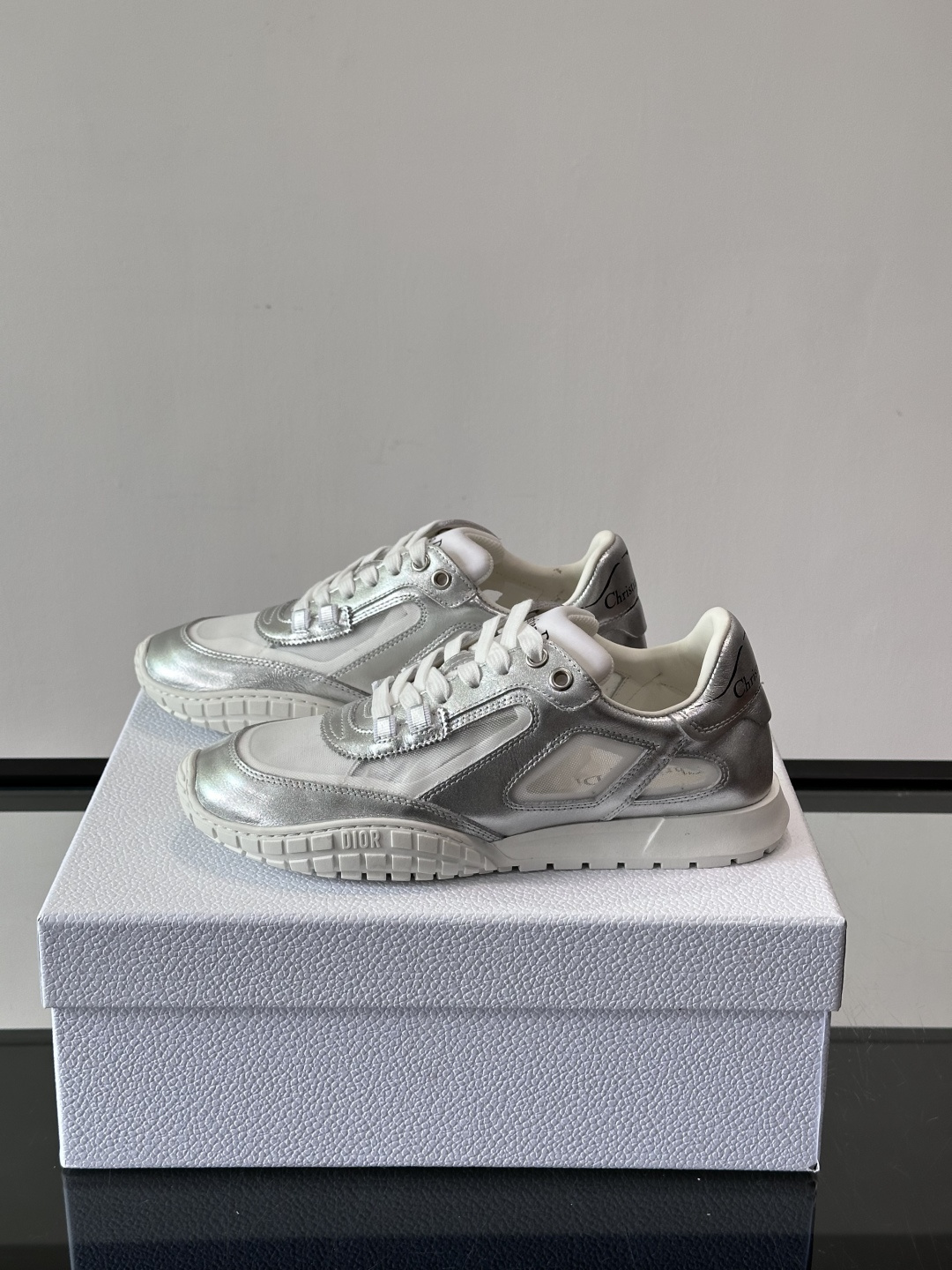 Dior Tech情侣款👫复古运动鞋，牛皮+透明网眼拼接，几何镂空线条超有建筑感。内里羊皮全包，柔软舒适
