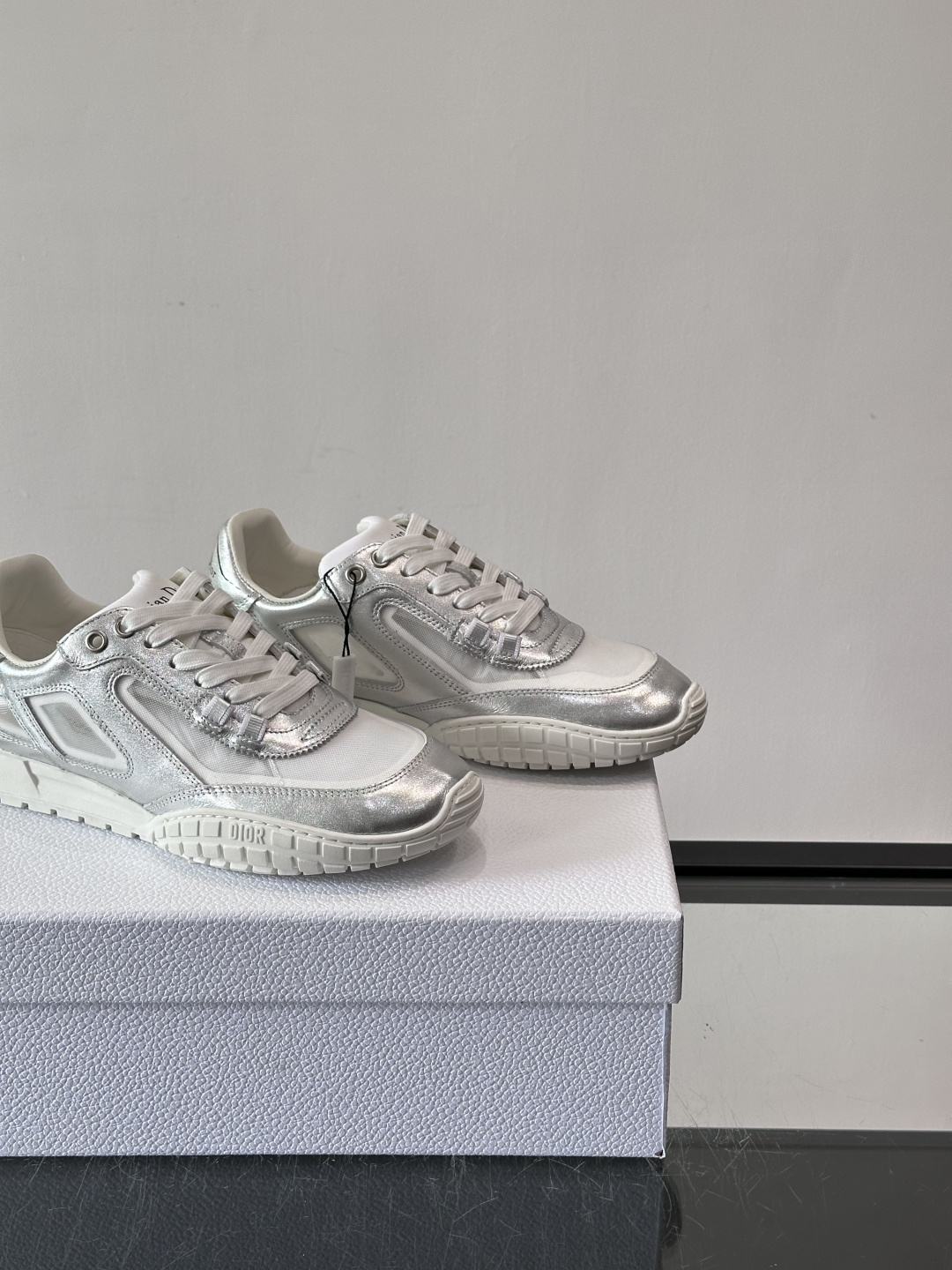 Dior Tech情侣款👫复古运动鞋，牛皮+透明网眼拼接，几何镂空线条超有建筑感。内里羊皮全包，柔软舒适