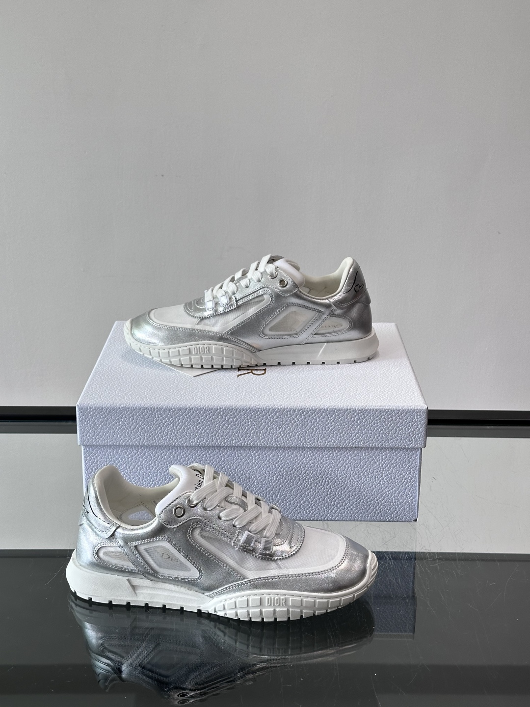 Dior Tech情侣款👫复古运动鞋，牛皮+透明网眼拼接，几何镂空线条超有建筑感。内里羊皮全包，柔软舒适
