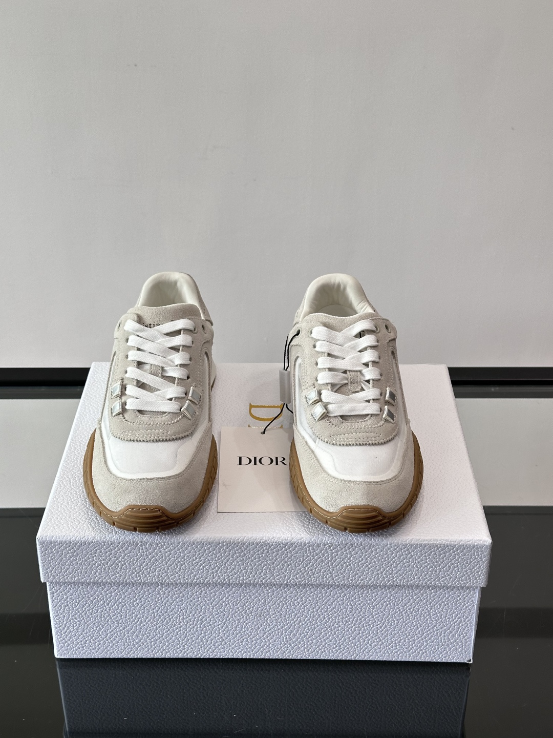 Dior Tech情侣款👫复古运动鞋，牛皮+透明网眼拼接，几何镂空线条超有建筑感。内里羊皮全包，柔软舒适