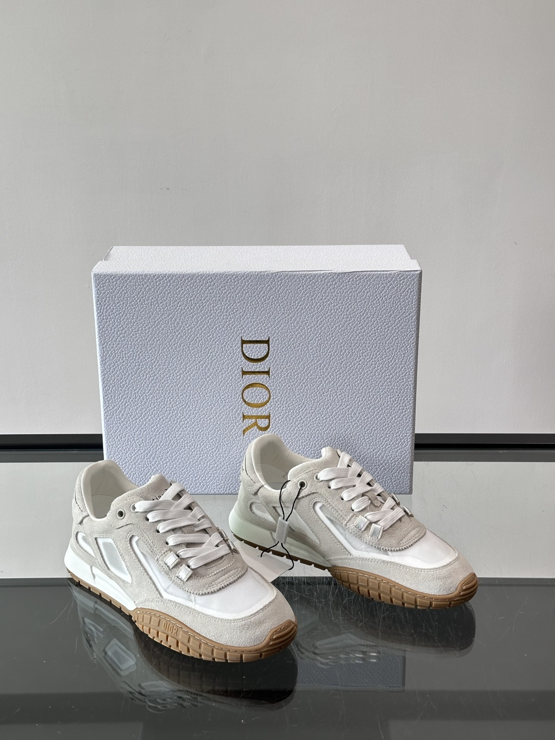 Dior Tech情侣款👫复古运动鞋，牛皮+透明网眼拼接，几何镂空线条超有建筑感。内里羊皮全包，柔软舒适