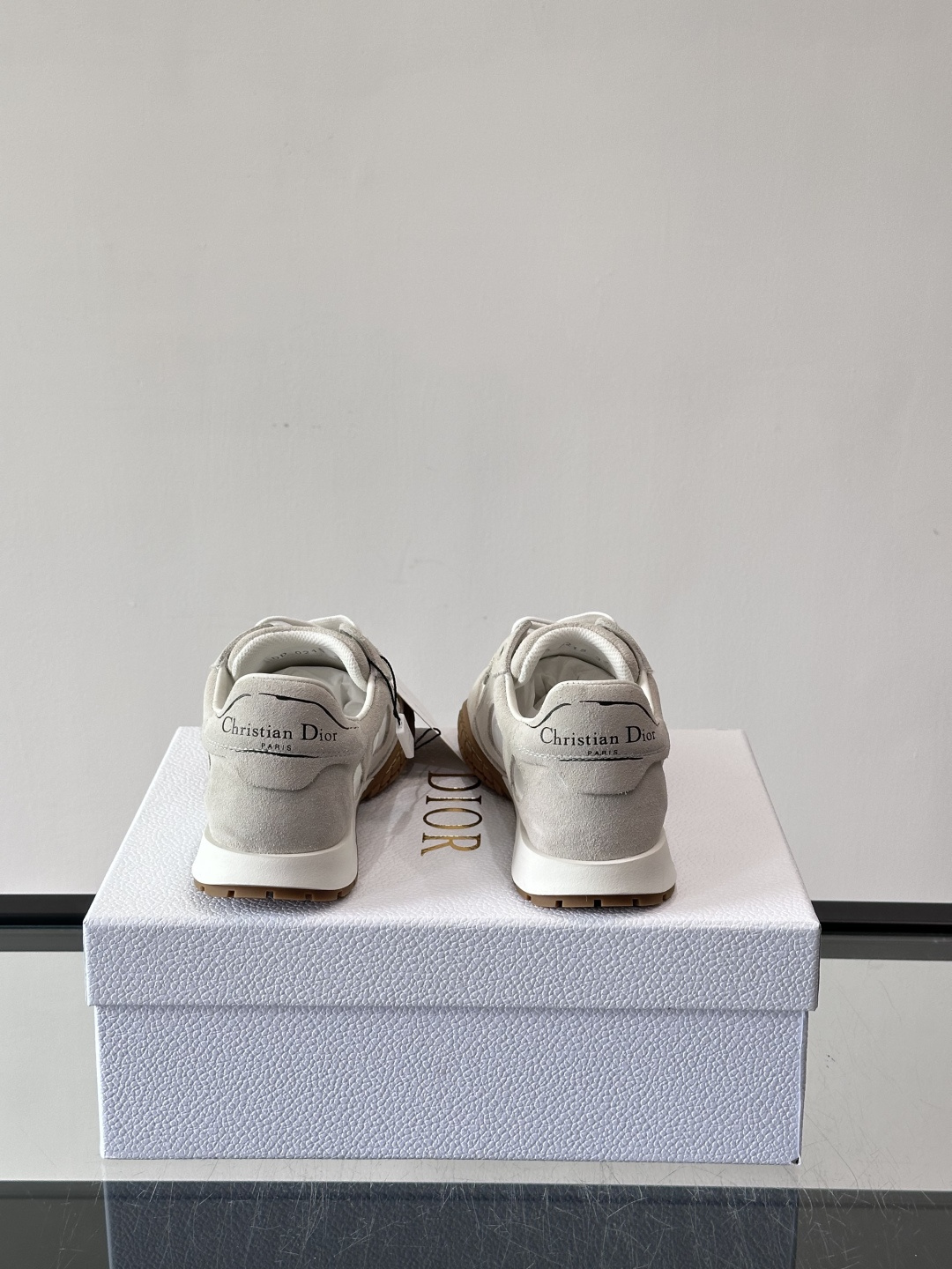 Dior Tech情侣款👫复古运动鞋，牛皮+透明网眼拼接，几何镂空线条超有建筑感。内里羊皮全包，柔软舒适