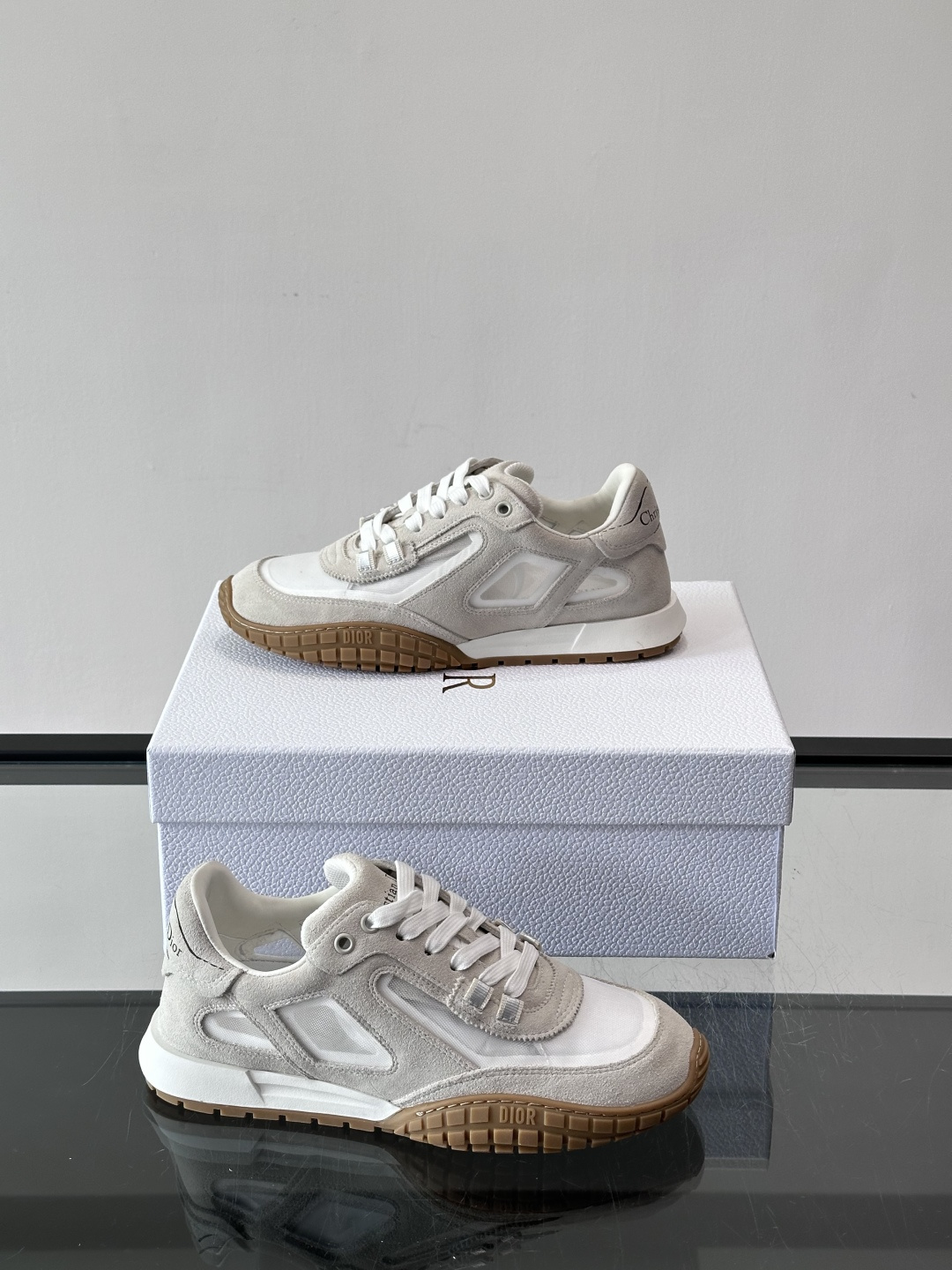 Dior Tech情侣款👫复古运动鞋，牛皮+透明网眼拼接，几何镂空线条超有建筑感。内里羊皮全包，柔软舒适