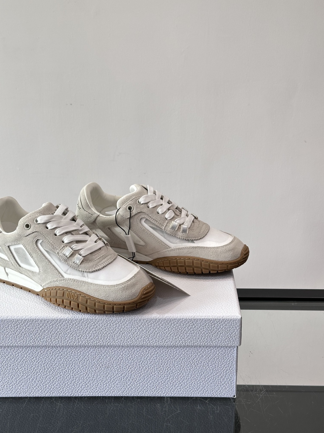 Dior Tech情侣款👫复古运动鞋，牛皮+透明网眼拼接，几何镂空线条超有建筑感。内里羊皮全包，柔软舒适