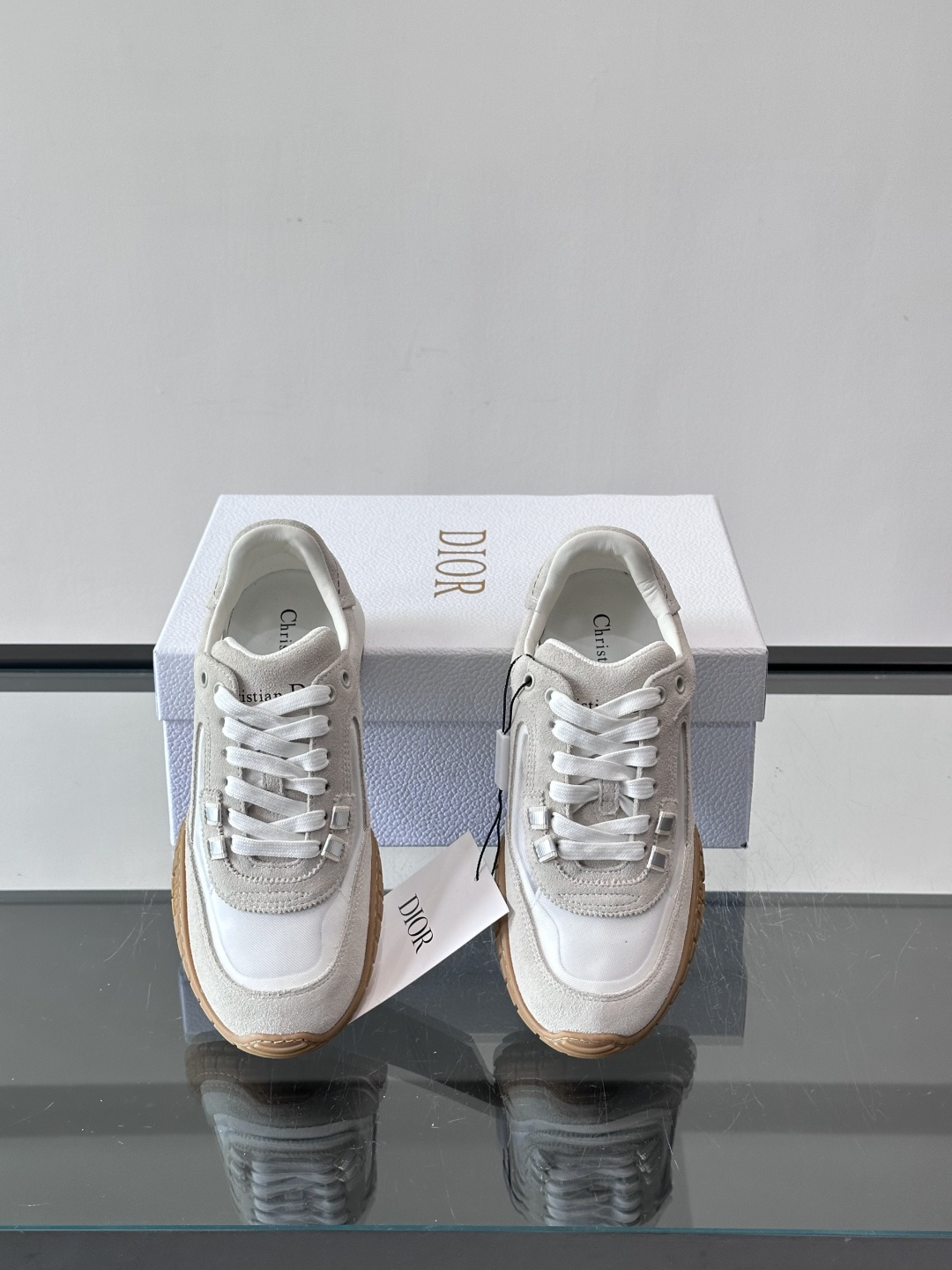 Dior Tech情侣款👫复古运动鞋，牛皮+透明网眼拼接，几何镂空线条超有建筑感。内里羊皮全包，柔软舒适